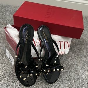 Never Worn New Rockstud Jelly BLACK Flip Flop (Women) size 37
VALENTINO GARAVANI